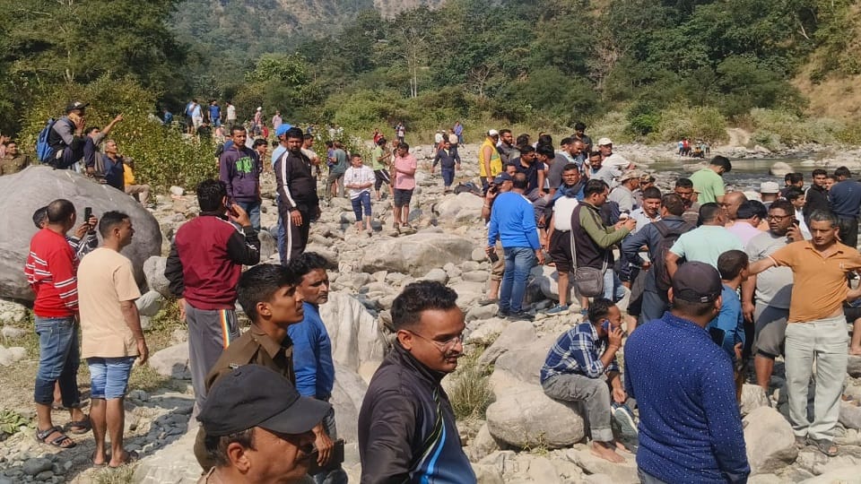 Many people died after the bus fell into a ditch in Salt Almora