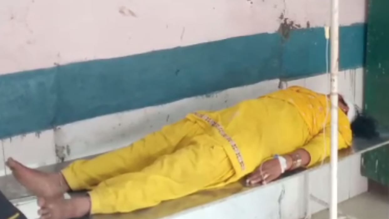 Jaunpur News Couple attacked sharp weapon of road accused of snatching cash and gold chain