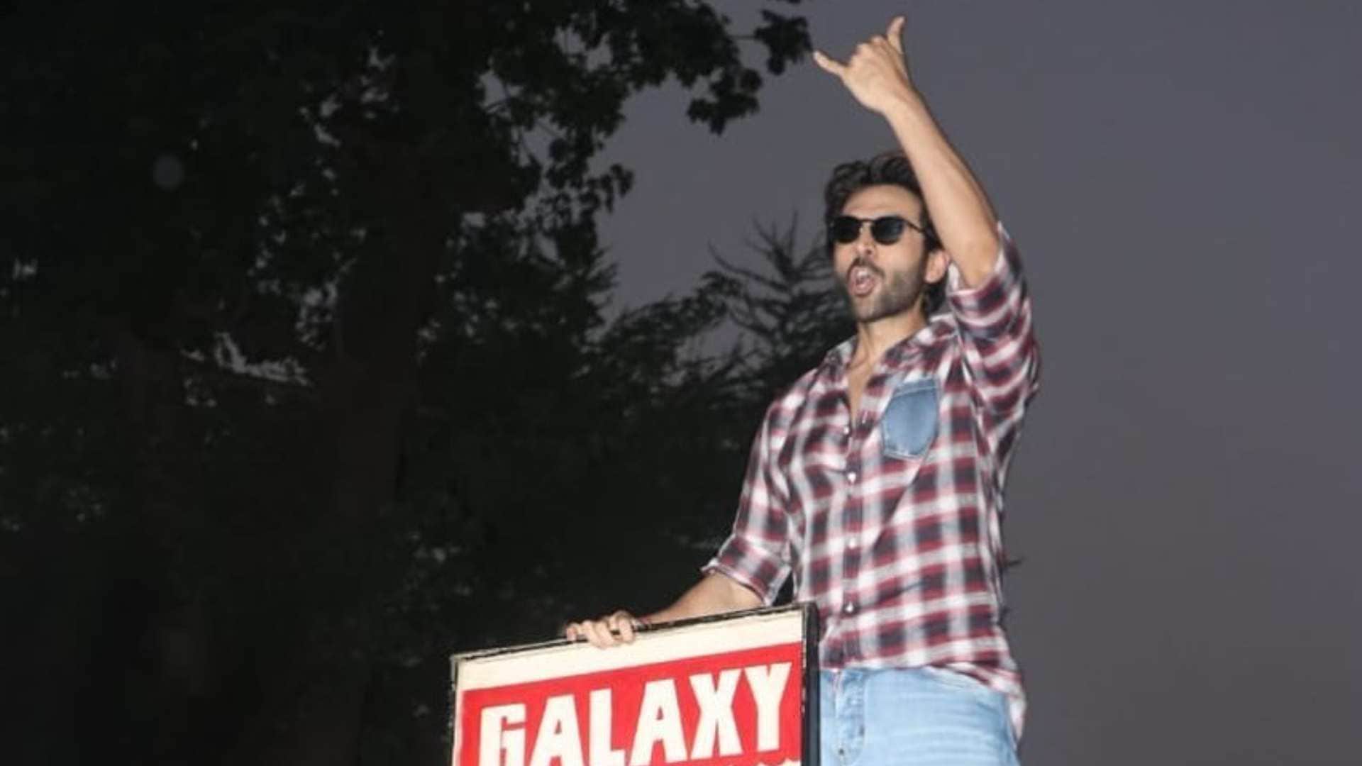 Bhool Bhulaiyaa 3 show housefull kartik aaryan became elated reached Gaiety Galaxy and surprise fans