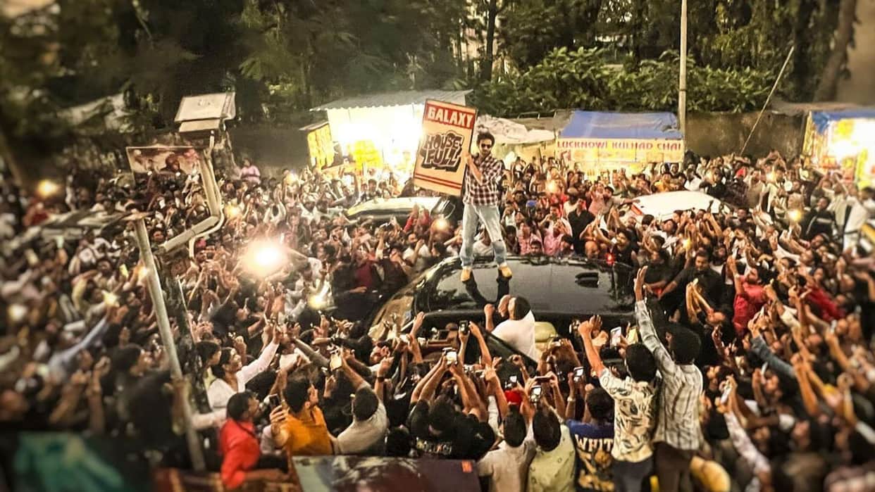 Bhool Bhulaiyaa 3 show housefull kartik aaryan became elated reached Gaiety Galaxy and surprise fans