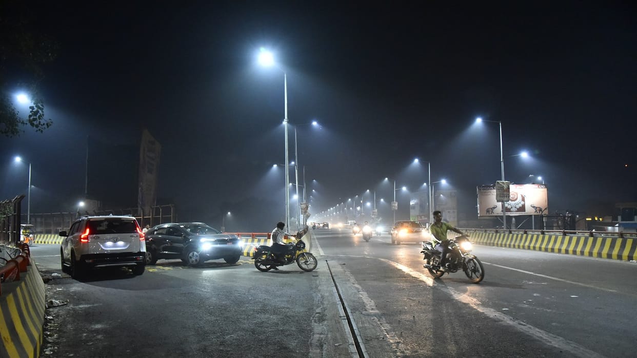 Atal Setu vehicles running without sign boards and dividers in bareilly