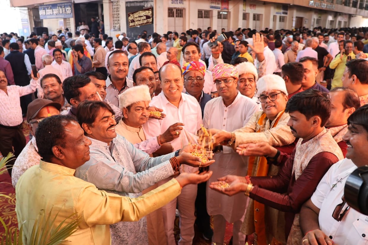 Indore: After Diwali festival, grain market in Indore, traders made auspicious deals.