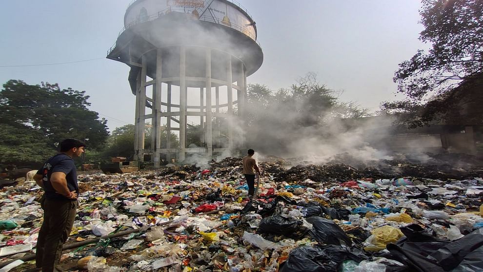 Garbage not collected in the bareilly city during the festival garbage dump was set on fire