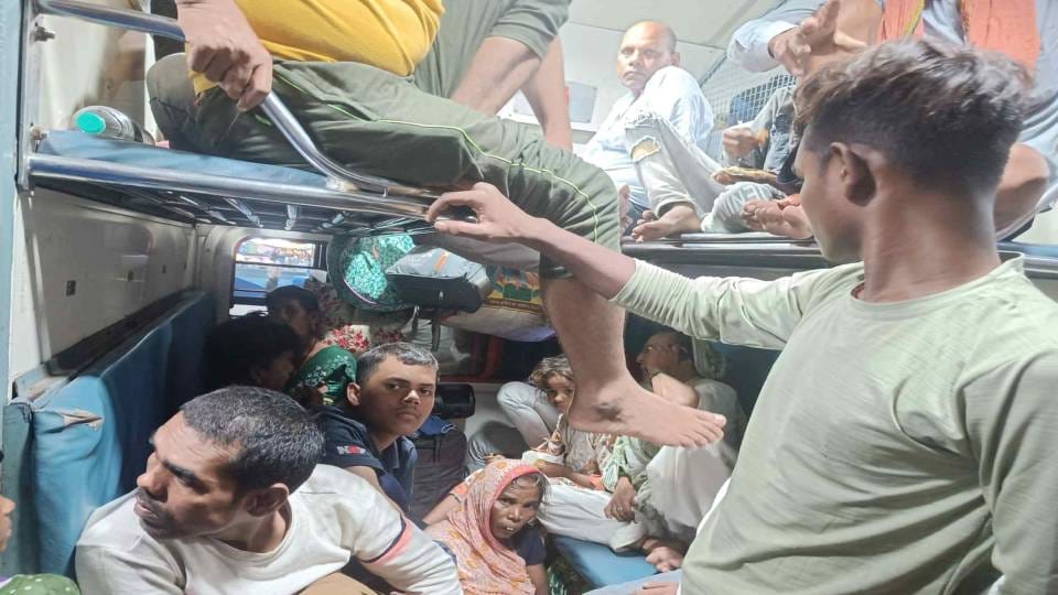 not even space to place feet in trains going to Bihar In view of great festival of Chhath