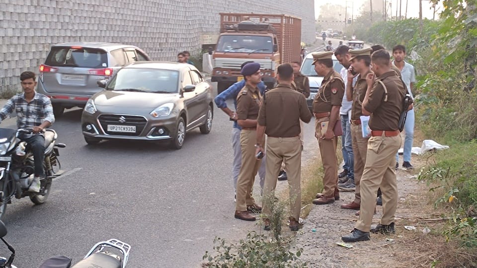 robbery Gajraula: Incident with petrol pump cashier and guard, they were going deposit five lakhs bank
