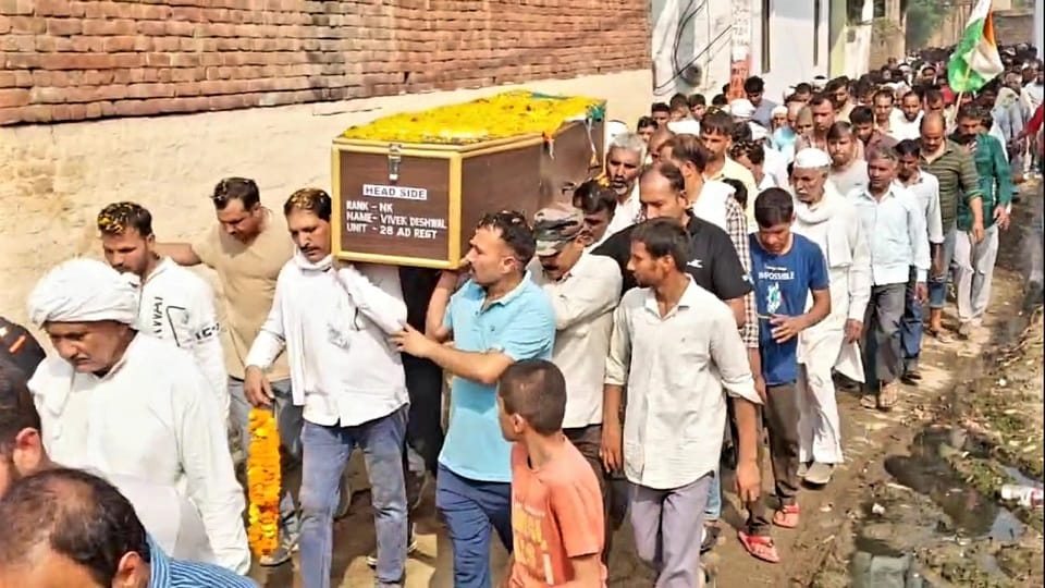 Martyrdom of Vivek Deshwal: Five year old son Rudra lit the funeral pyre, 3 year old daughter Saanvi saluted