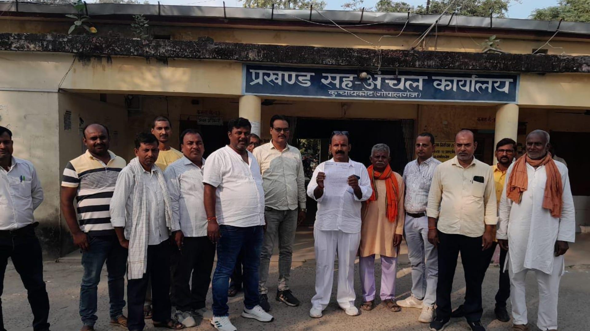 Gopalganj: 200 acres of crop is on verge of destruction due to closure of mouth of culvert, farmers warning