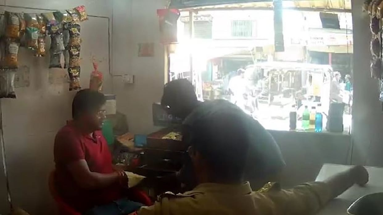 inspector took bribe from the shopkeeper video goes viral in bareilly