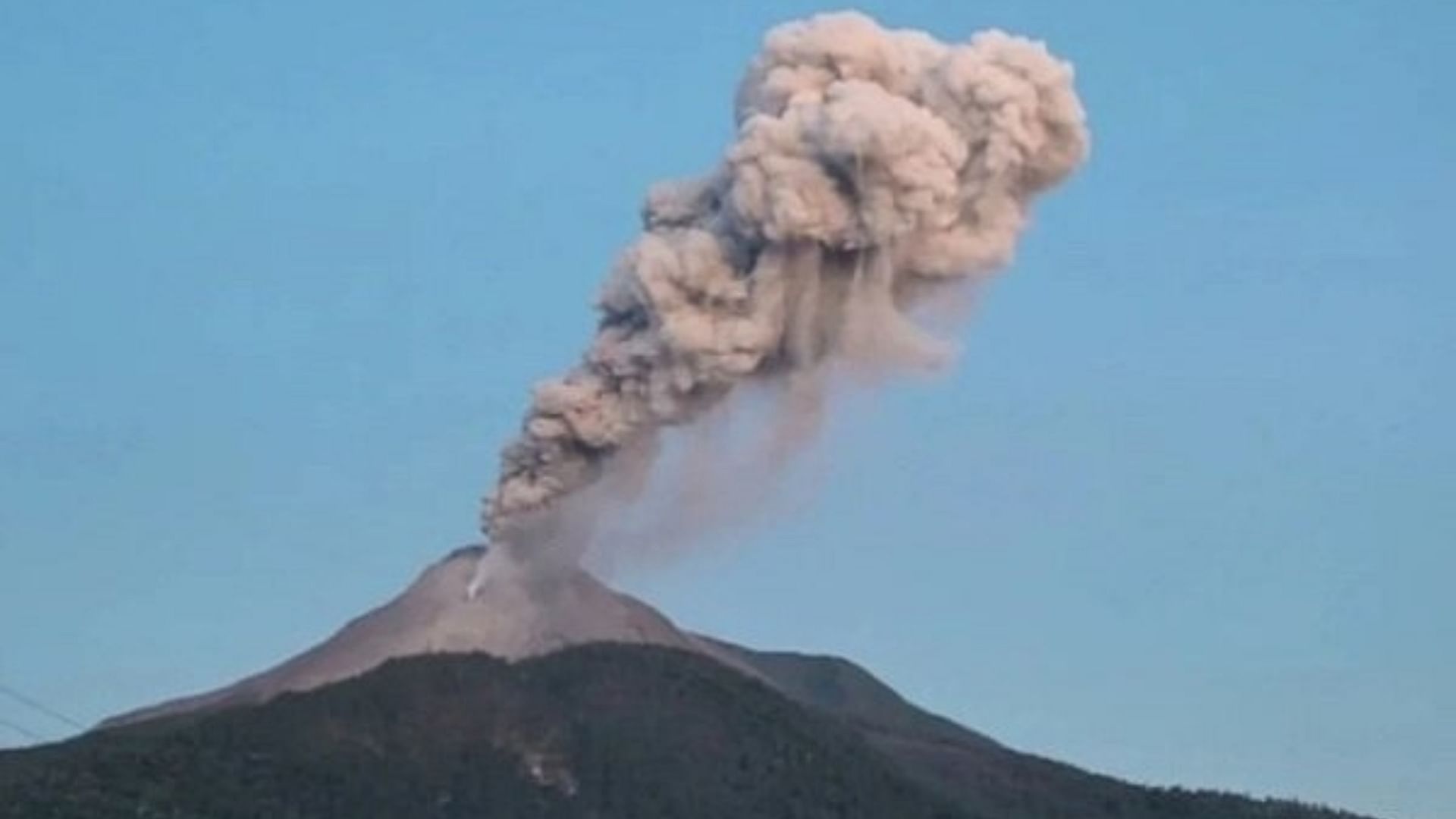 Indonesia: इंडोनेशिया के माउंट लेवोटोबी लाकी-लाकी ज्वालामुखी पर्वत में विस्फोट, अलर्ट जारी