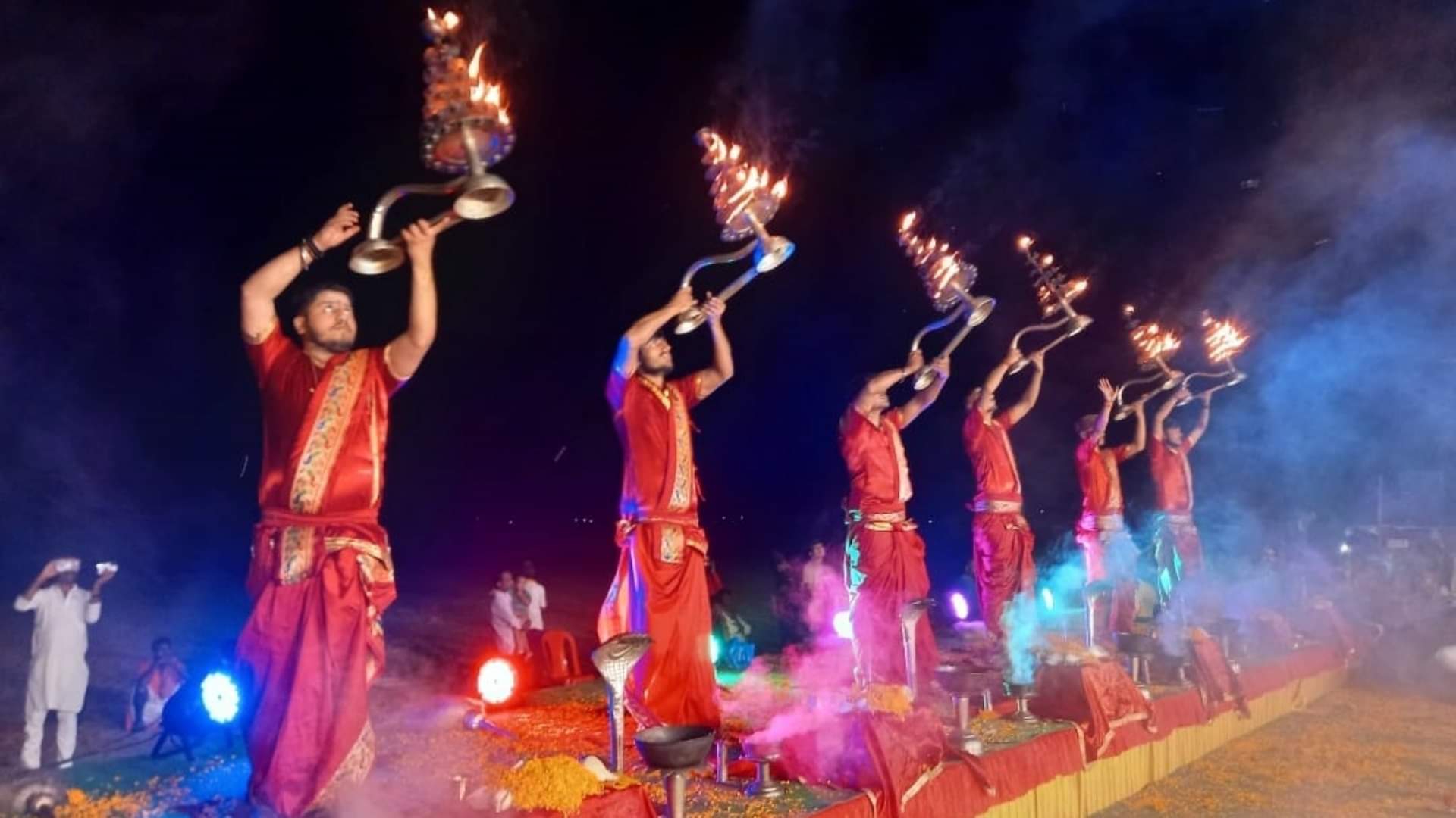 त्रिपुरारी घाट पर विशेष गंगा आरती करते बनारस के पंडित