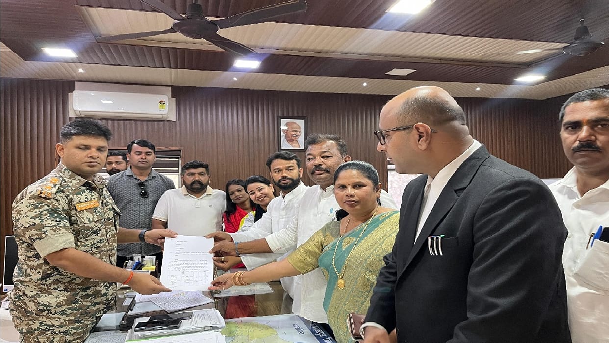 Congress officials in Jagdalpur gave memorandum against mayor