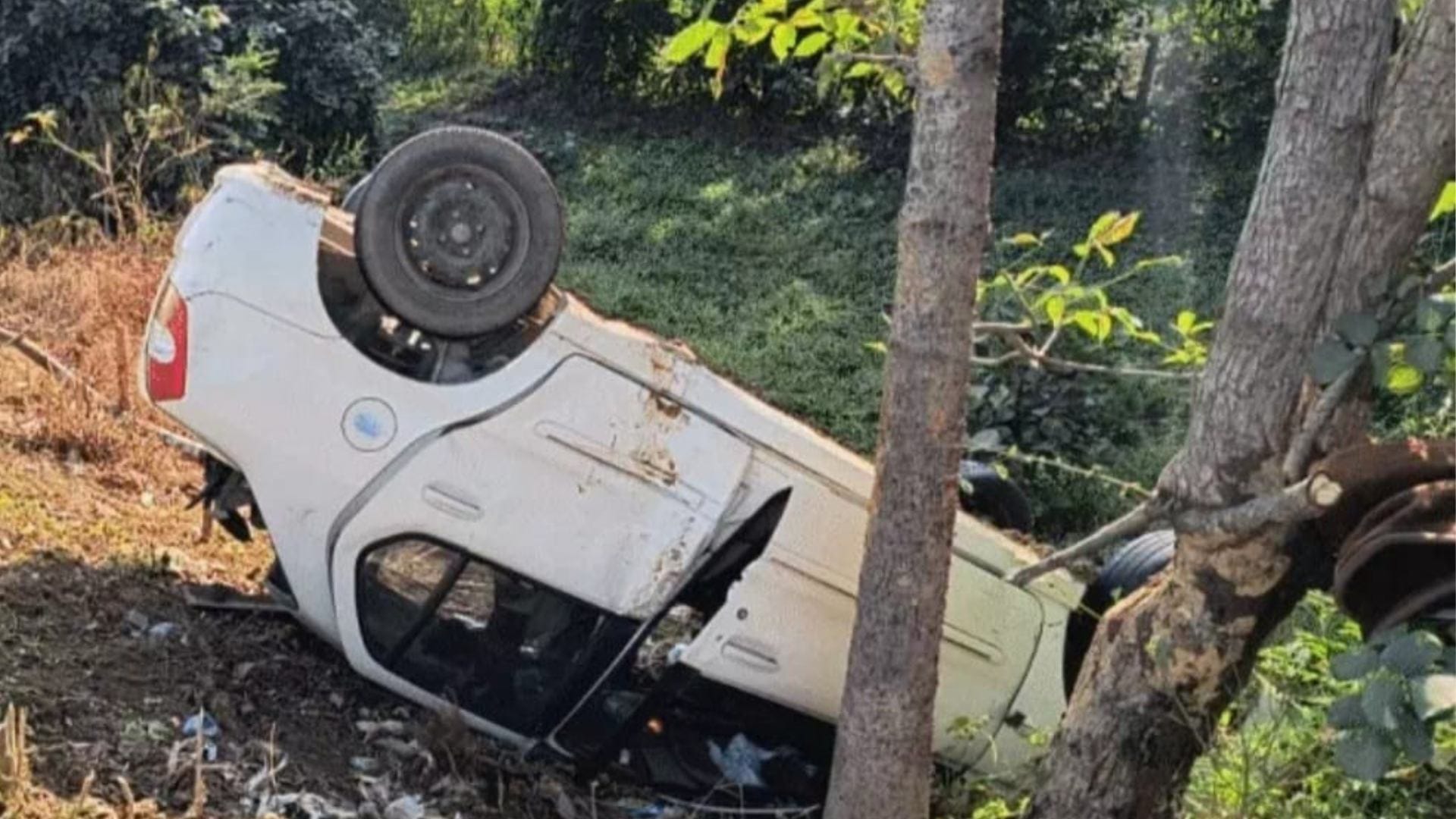 कार दुर्घटनाग्रस्त
