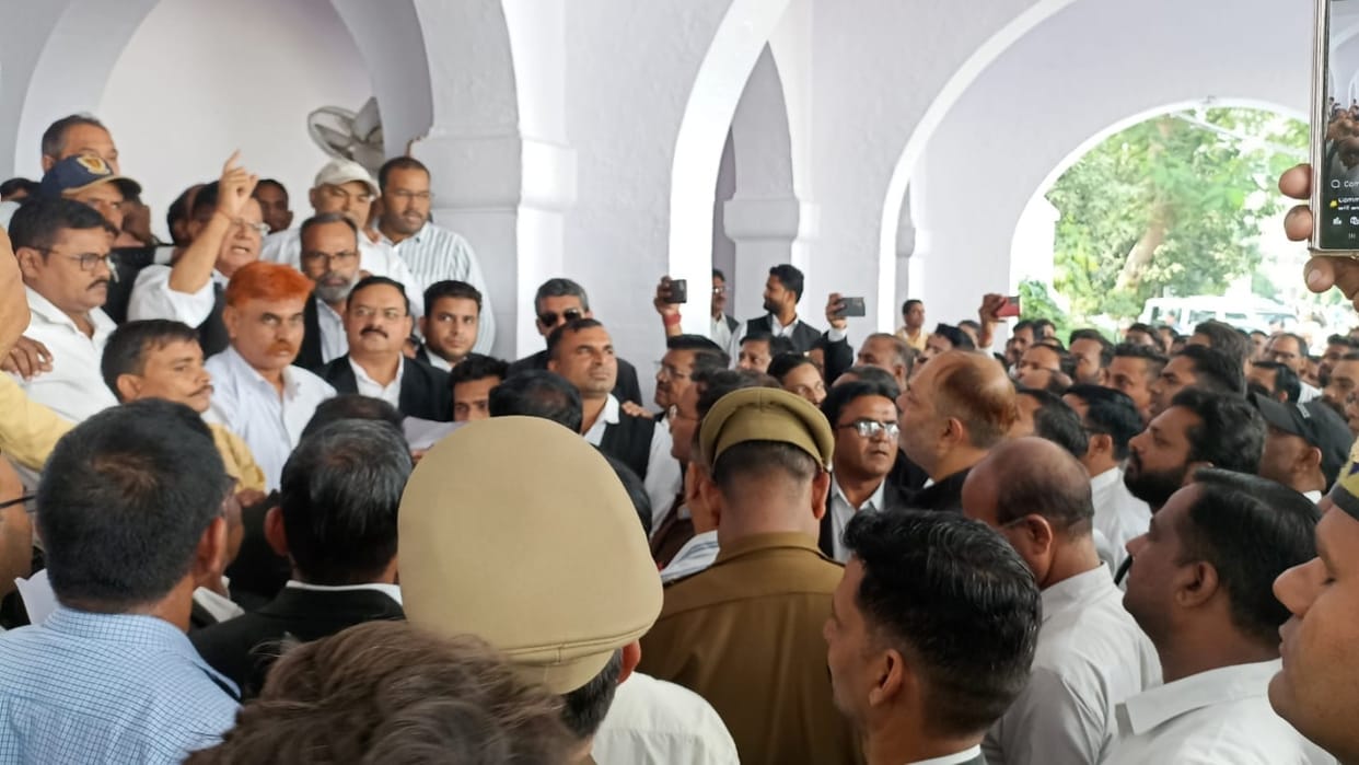 Lawyers protest against Ghaziabad lathicharge incident