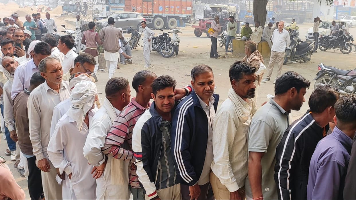 Farmers worried about fertilizer in Hisar district
