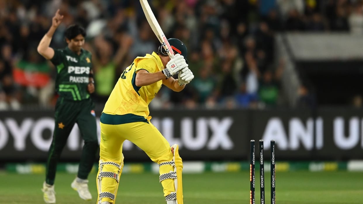 aus vs pak: australia won first odi by 2 wickets in mcg pat cummins mitchell starc babar azam rizwan
