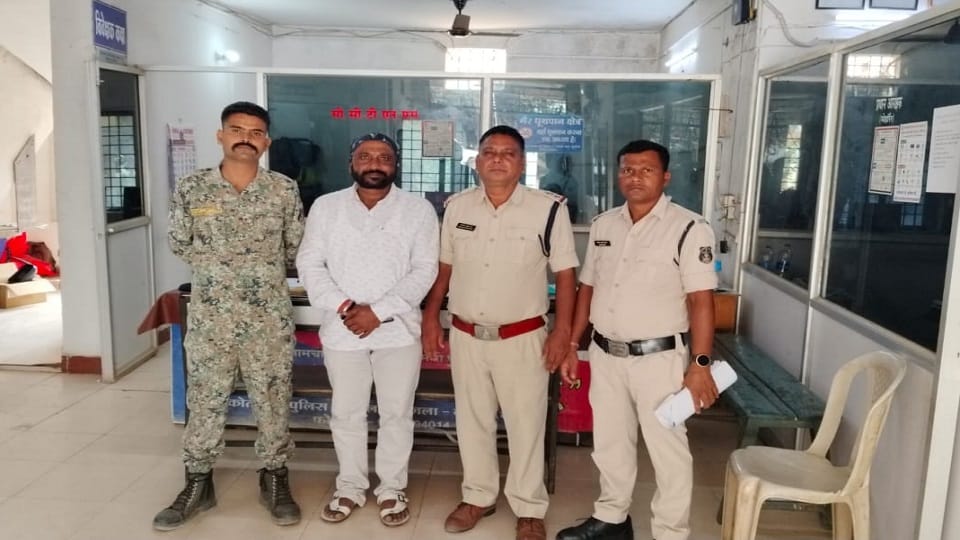 Threatened an electronic shop worker and took away two speakers police arrested the accused in Jagdalpur