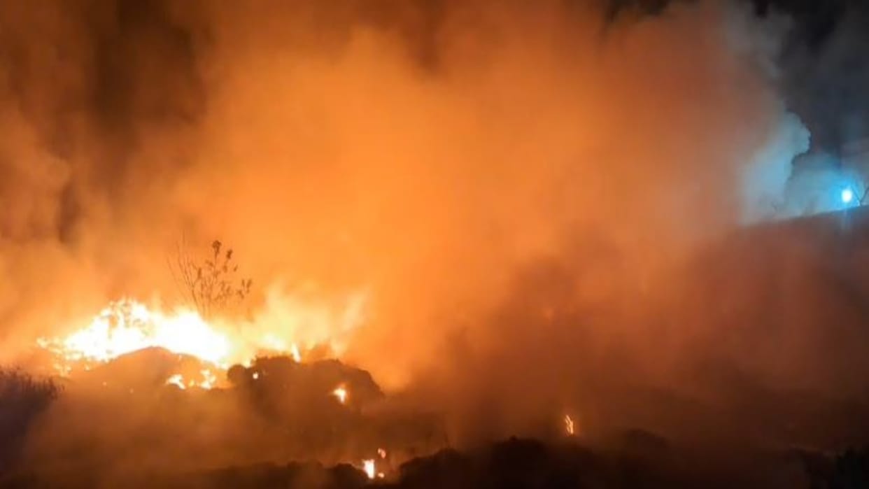 Alwar News: A terrible fire broke out in a scrap warehouse, smoke is still rising, fear of loss worth lakhs