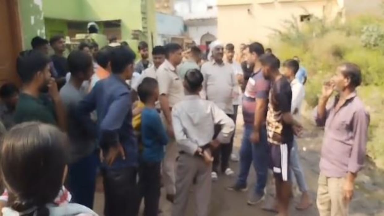 Alwar News: The dispute over removal of the car started with sticks, the attackers beheaded the mother and son