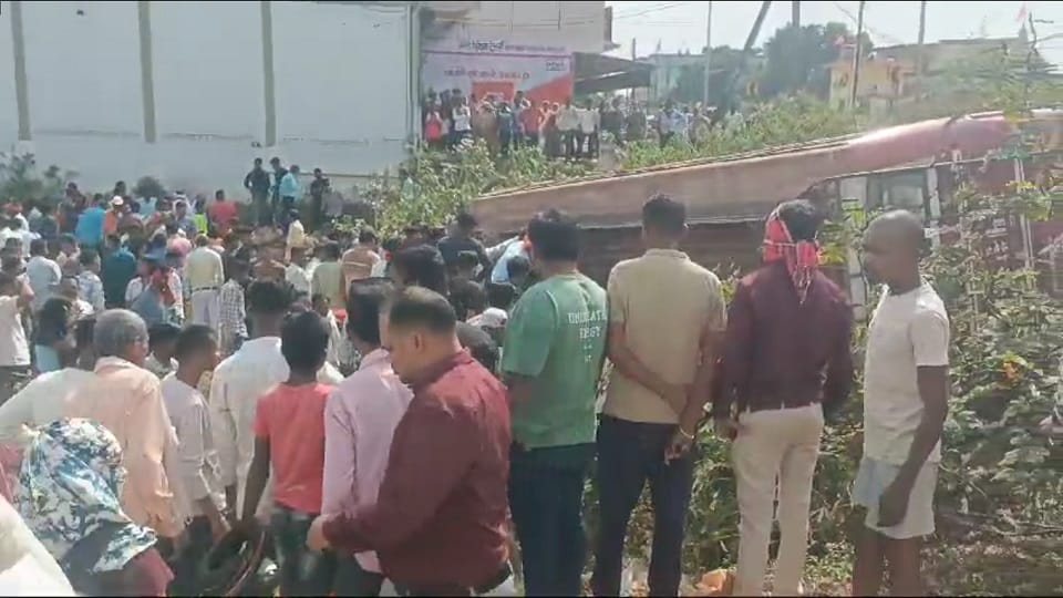 Bus accident in Lohara bus overturned after hitting railing a dozen passengers injured in Balod