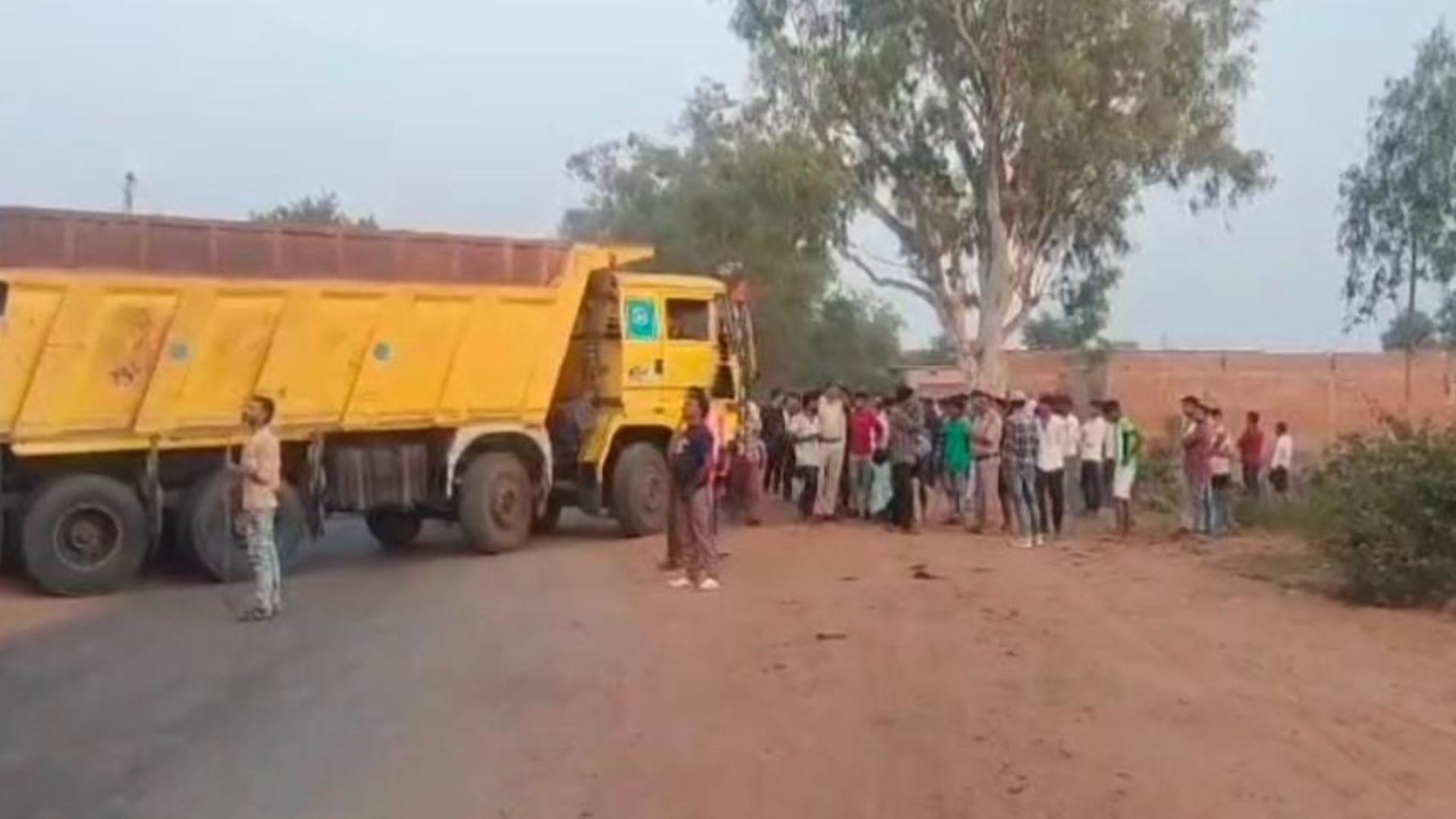 रेत कंपनी के कर्मी और महिला के विवाद में कूदे ग्रामीण