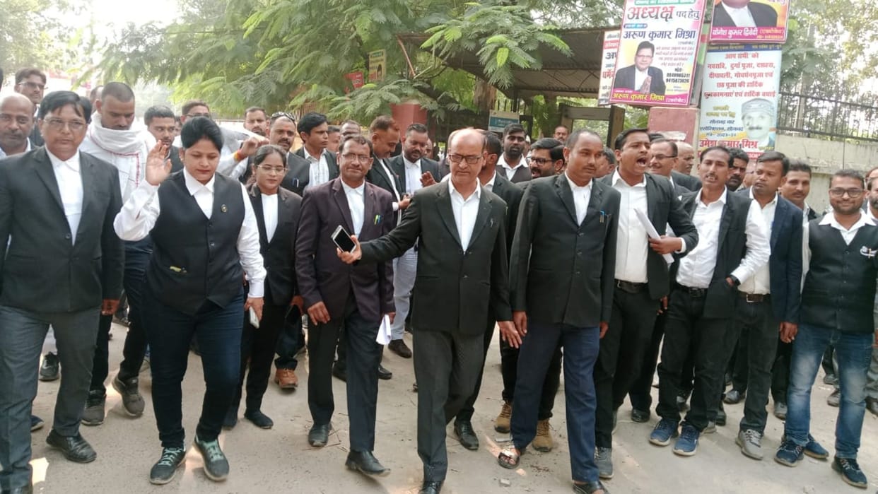 Sonbhadra Ghaziabad police Hai-Hai reverberated court protest against lathi charge on lawyers