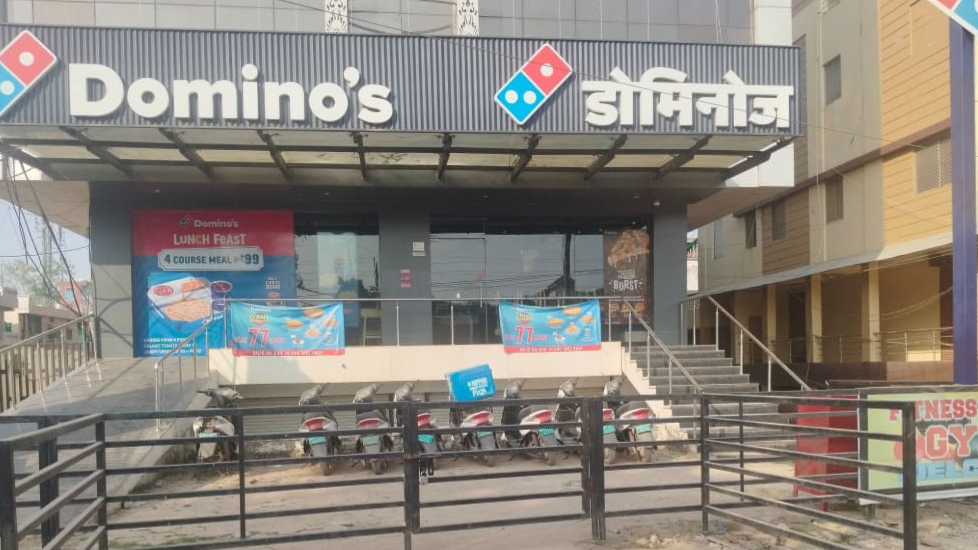 सतना डोमिनोज पर कार्रवाई