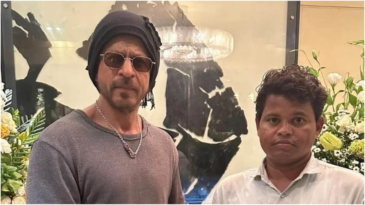 Shahrukh Khan meet with  jharkhand fan who wait for him 95 days in front of bungalow mannat
