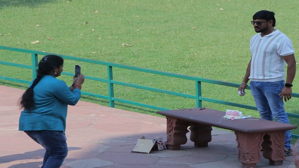 Despite all security arrangements tourist celebrated his birthday by cutting cake at Taj Mahal