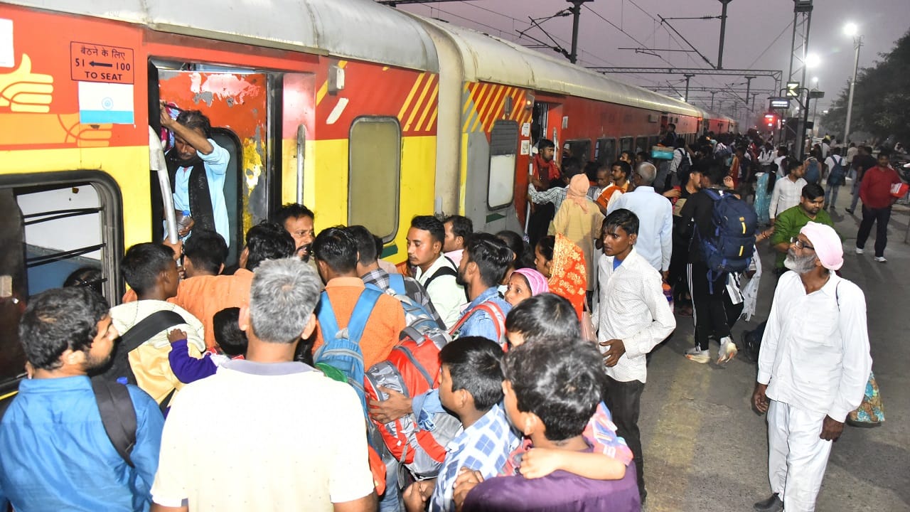 People had to travel amidst difficulties on Bhai Dooj