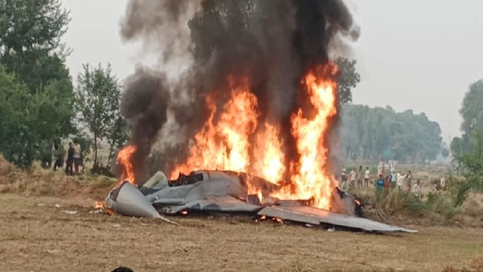Air Force plane crashed in Agra three people including the pilot saved their lives by jumping