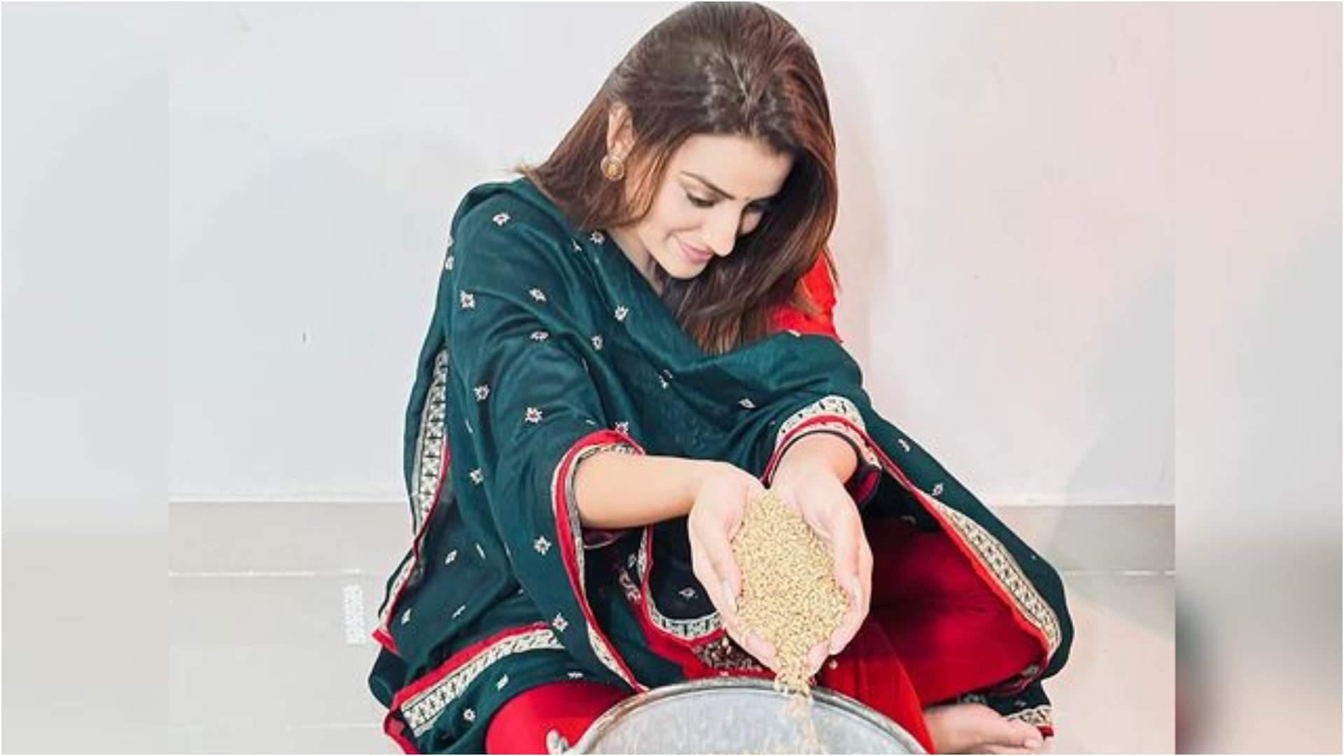 Chhath Puja 2024 Bhojpuri star Akshara Singh observing chhath fast for the first time shares ghimpls of Kharna