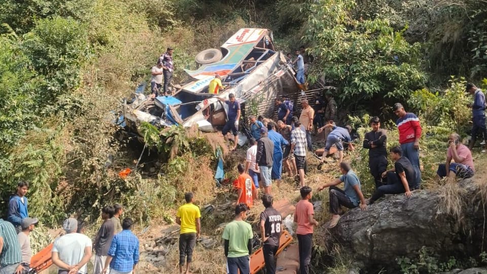 Almora Bus Accident mourning in Kotdwar village four bodies were taken to Haridwar for cremation