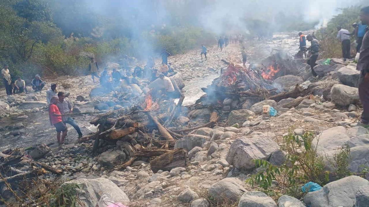 Almora Bus Accident mourning in Kotdwar village four bodies were taken to Haridwar for cremation