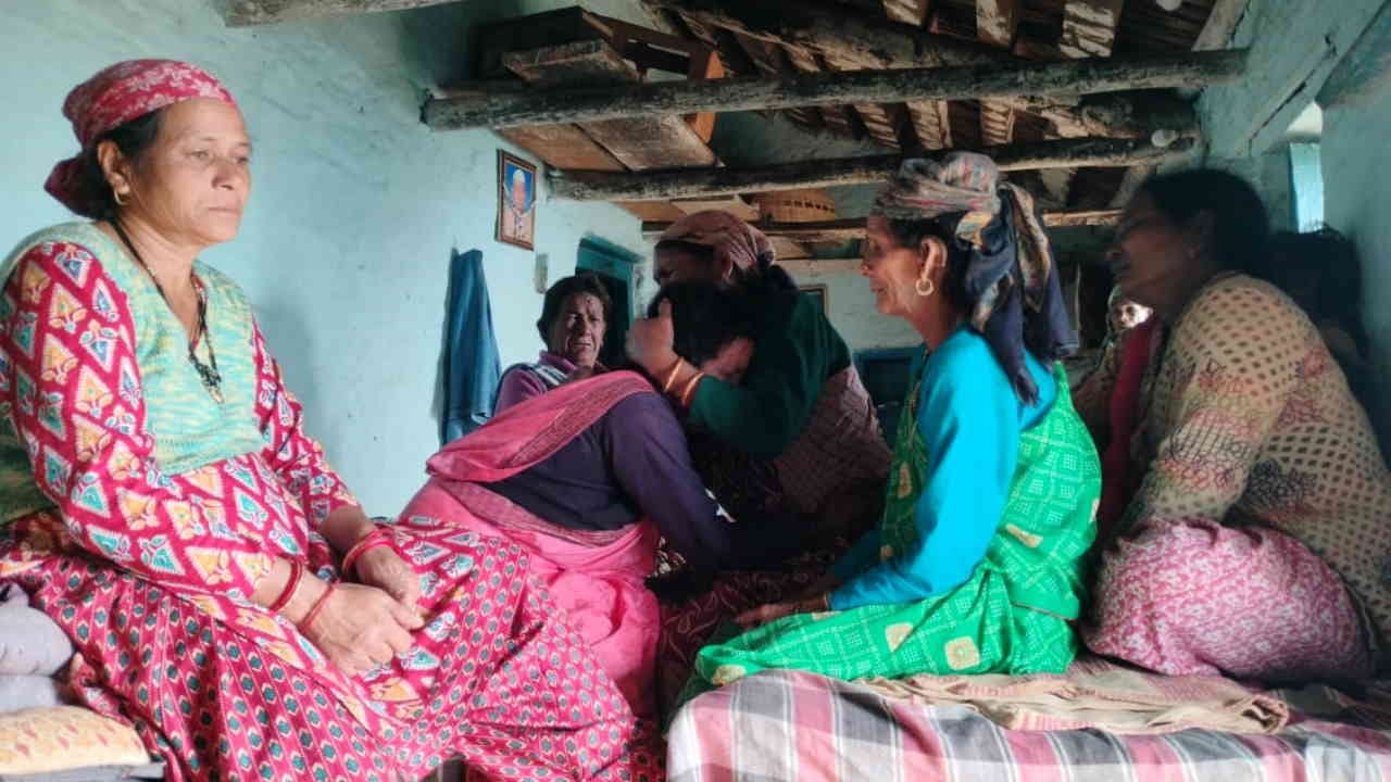Almora Bus Accident mourning in Kotdwar village four bodies were taken to Haridwar for cremation