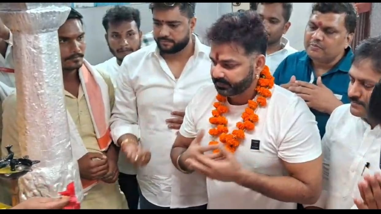Bihar News : Bhojpuri Power Star Pawan Singh visit World famous Sun Temple Dev in Aurangabad Chhath Puja