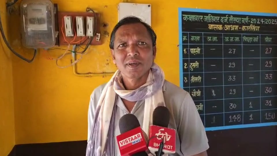 Peon became superintendent Laxmi Narayan Sonkar did not return even after the completion of leave in Kondagaon