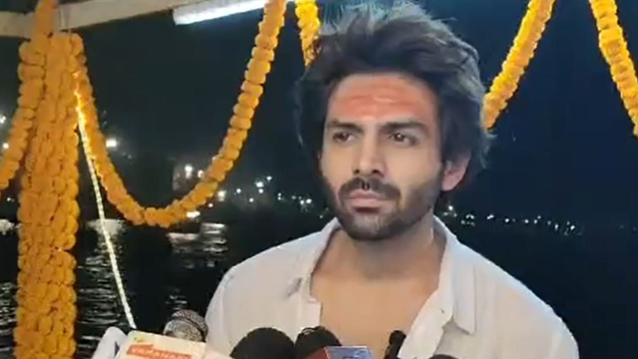 Kartik Aryan and Bhushan Kumar paid obeisance at the court of Baba Vishwanath took a boat ride in the Ganges