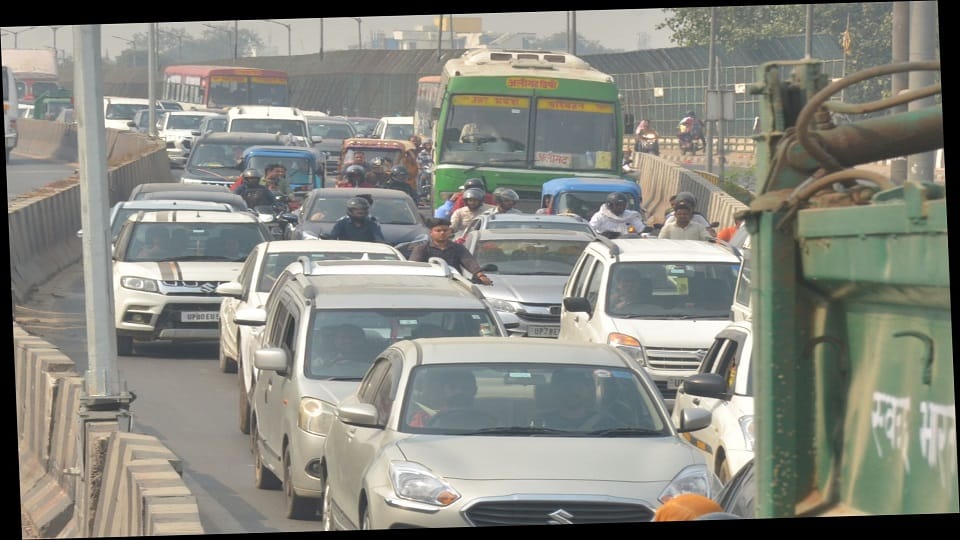 Agra struggling with traffic jam: Queue of vehicles at Sikandra intersection people remained helpless for thre