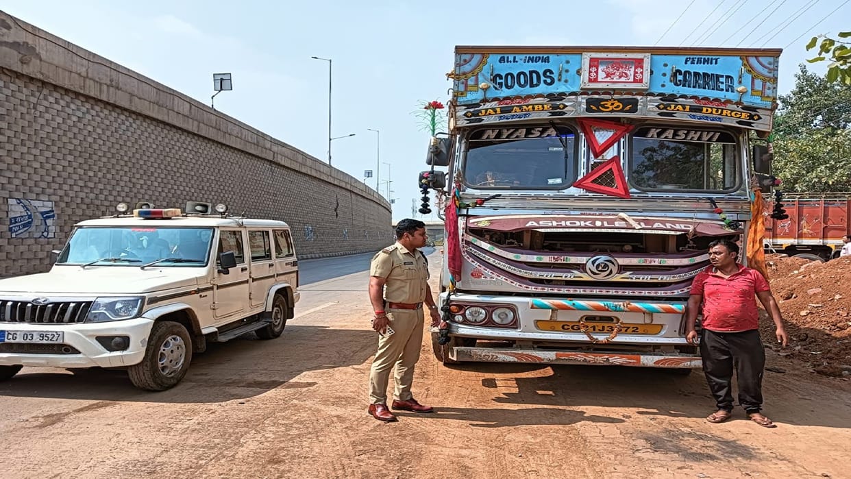 Traffic police crackdown on no parking in Raipur, action taken against trucks parked in outer areas