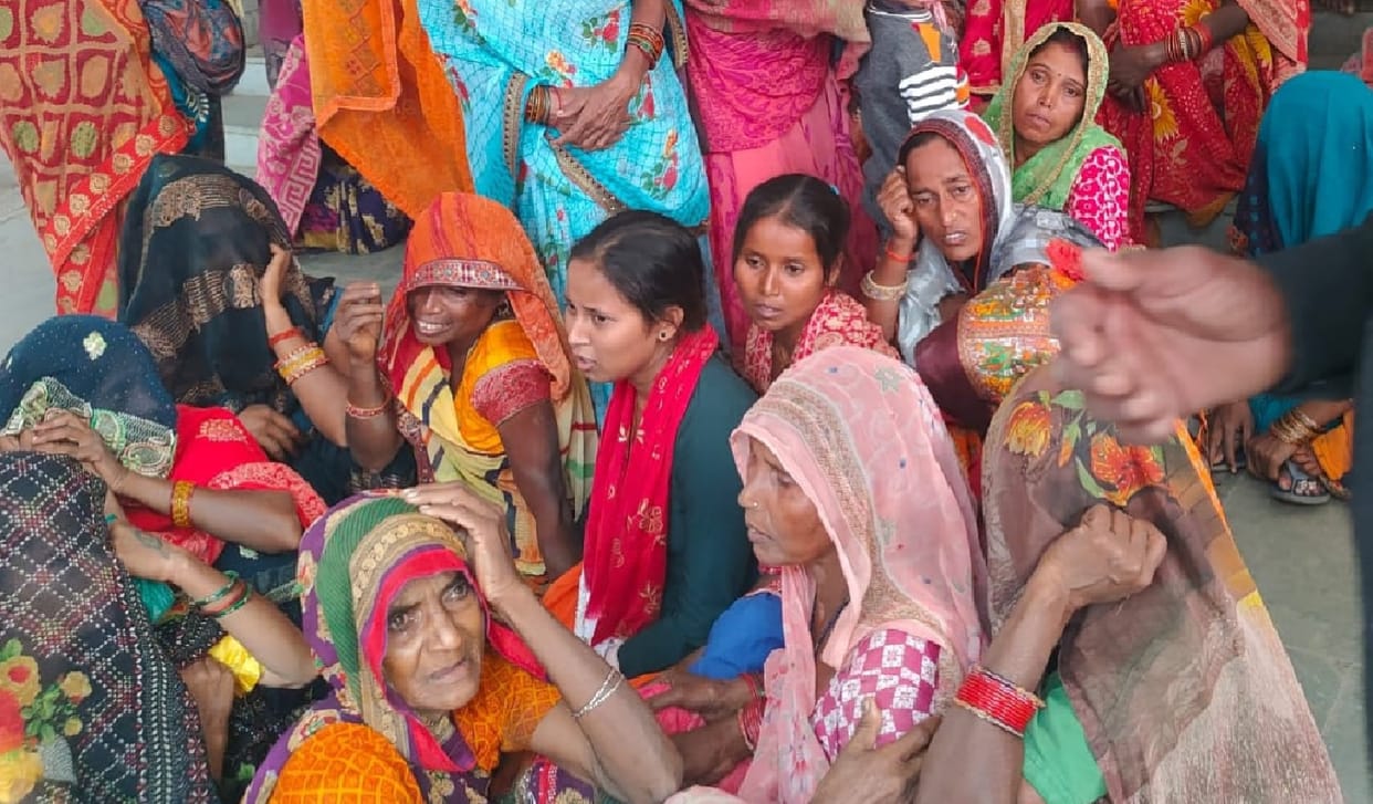 Hardoi Accident Uncontrolled car collided with a tree Pradhanpati died and five others injured
