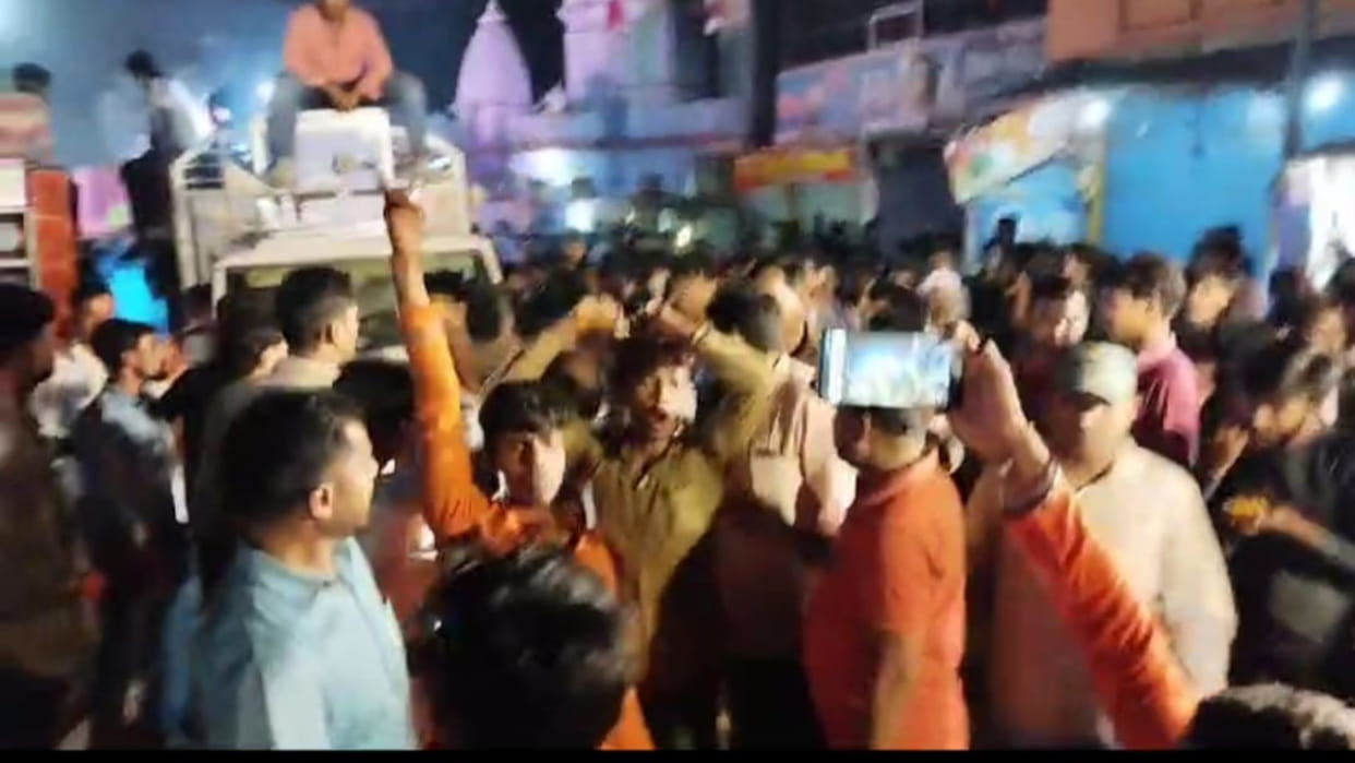 During idol immersion in Kushinagar, stones were pelted at the idol, angry people blocked the road.
