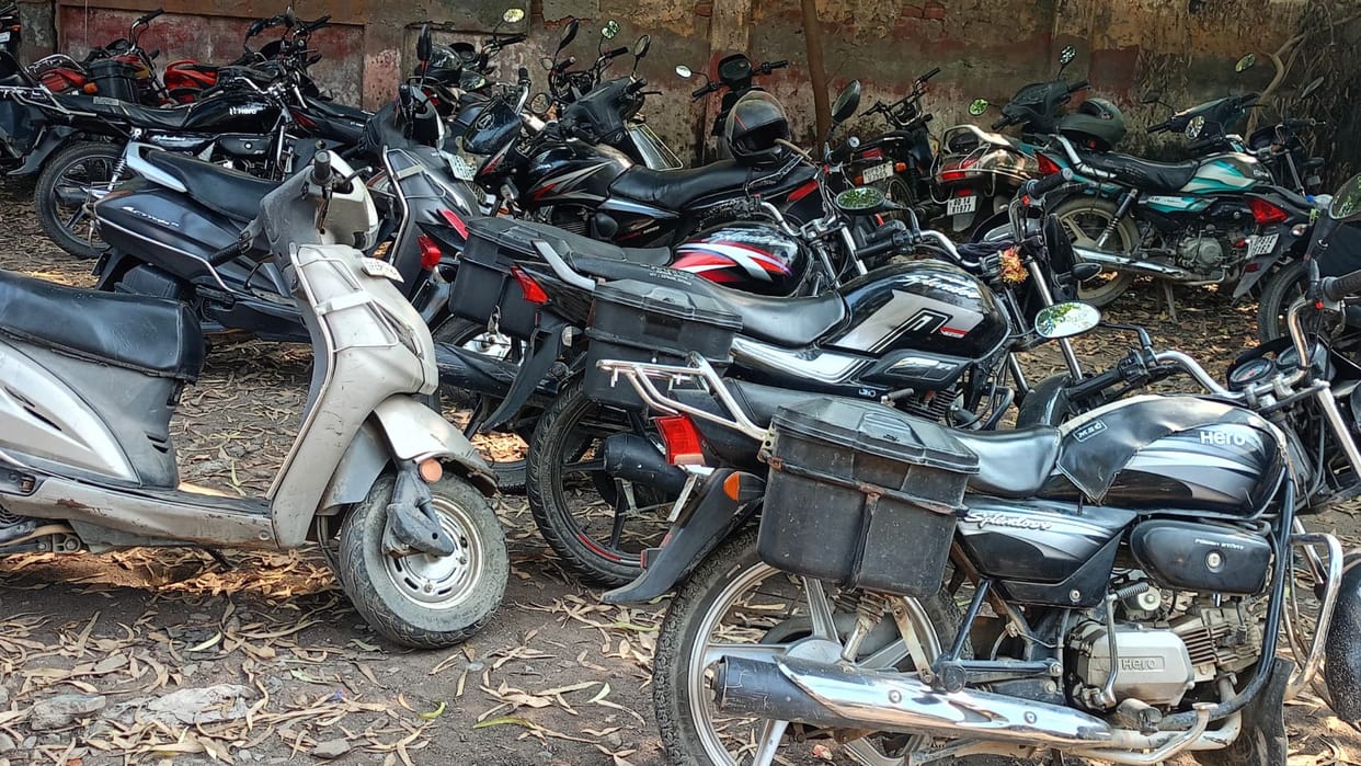 No slip no token vehicles parked using mobile photos collection continues at vehicle stand of cantt