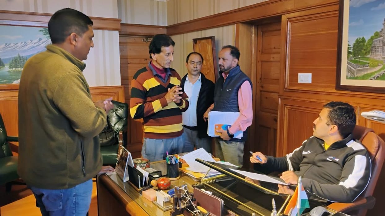 Janata Darbar in Holly Lodge PWD Minister Vikramaditya Singh Listened Problems