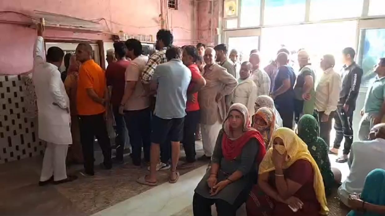 Fight for fertilizer in Sonipat, Fertilizer is not available even after standing in line for hours