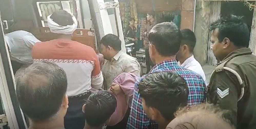 Accident on Mathura-Goverdhan Roadmore than half a dozen people injured condition of three is serious