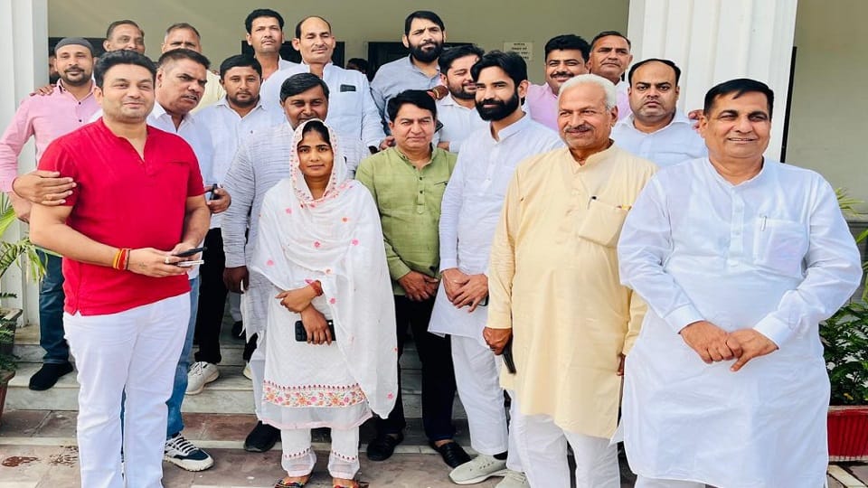 Shamli: The rift between District Panchayat President Madhu Gurjar and Manish Chauhan ended