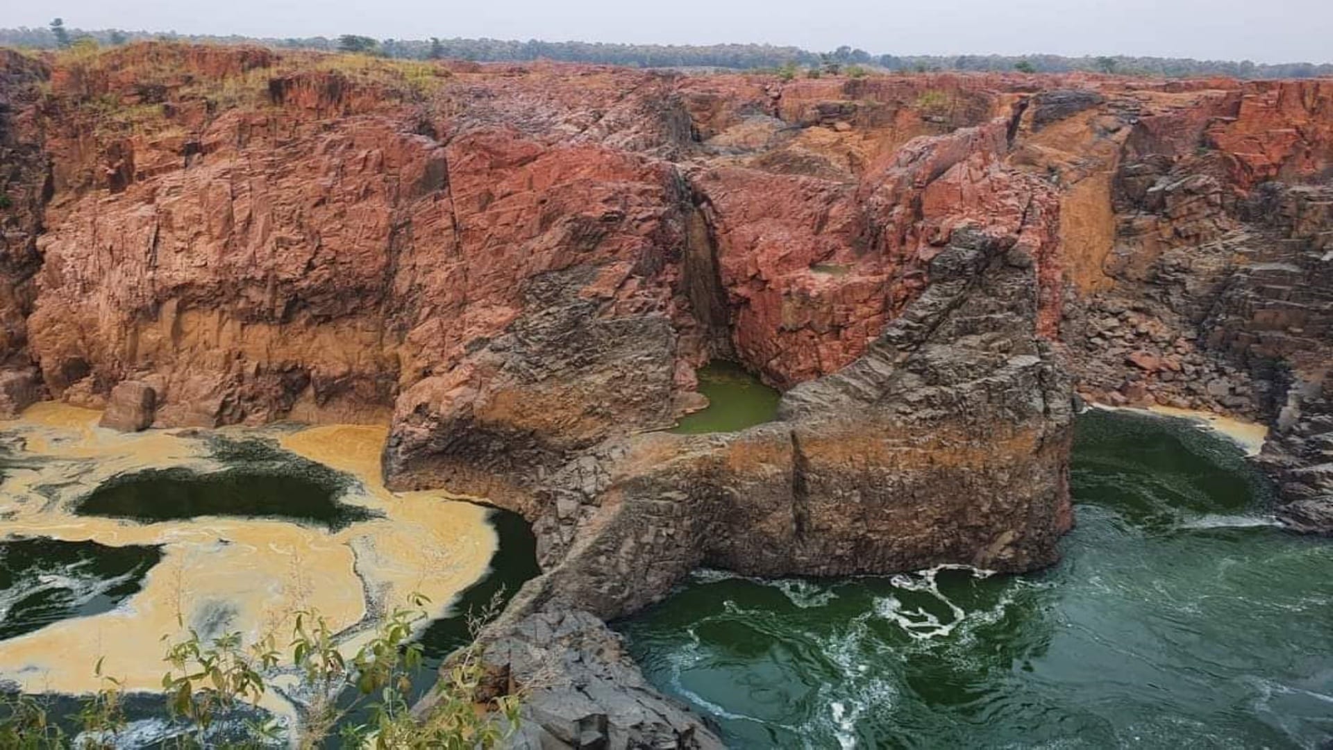MP News See Bundelkhand famous tourist places Ranehfal and Khajuraho in pictures know how to reach