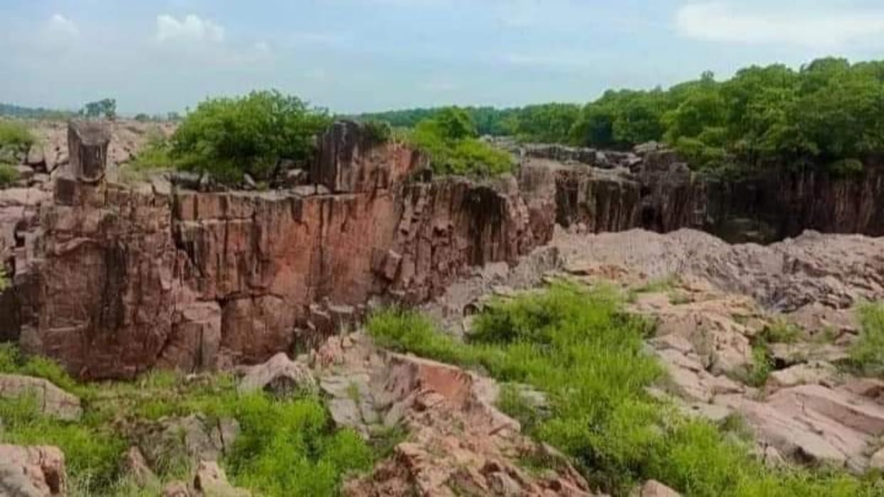 MP News See Bundelkhand famous tourist places Ranehfal and Khajuraho in pictures know how to reach