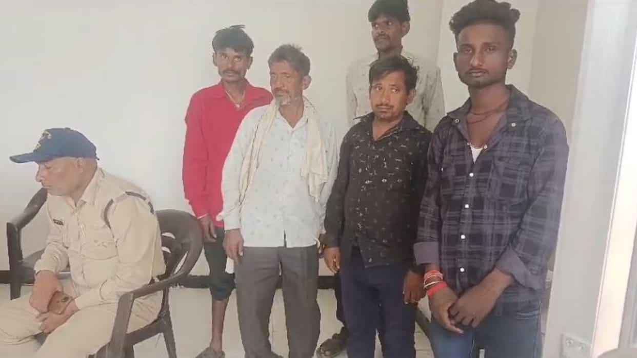 Tikamgarh News Teen dies after e-rickshaw collides with tree accident happened due to loss of control
