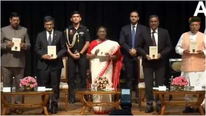 सुप्रीम कोर्ट की तीन पुस्तकों का विमोचन करतीं राष्ट्रपति द्रौपदी मुर्मू।